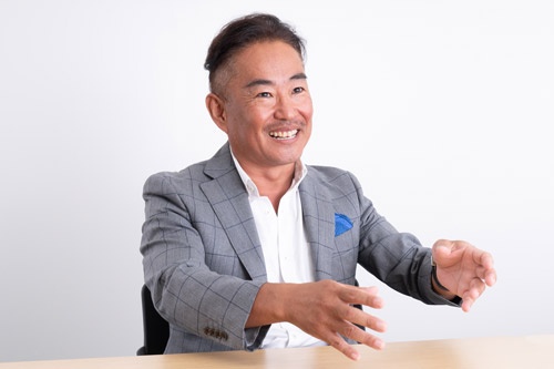 コピーライティングでは「言いたいことの“幹”は何かをしっかり考えることが大切」と話す、横田氏(写真=稲垣純也)