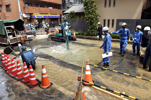 大阪市は戦後に整備した水道管も残っており、老朽化がいよいよ問題になってきた。破裂して地面に水が吹き出すトラブルも起きている（2021年4月の大阪市西区での写真）（写真=毎日新聞社/アフロ）