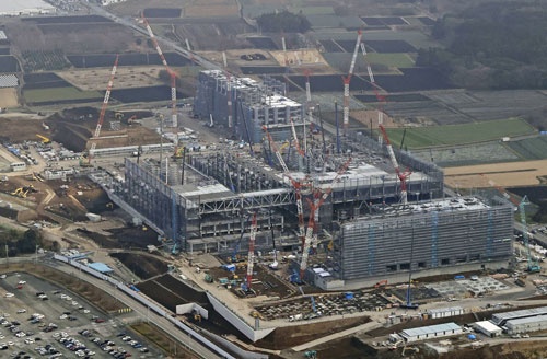 24年末までの稼働に向けて工事が進む熊本県菊陽町のTSMC工場予定地。工場新設は大きな経済効果をもたらしている（写真＝共同通信）