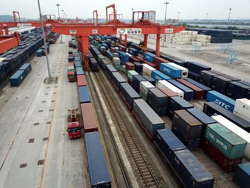 国際貨物列車「中欧班列」。中国から欧州への新ルートは、この列車や海上輸送を使い、従来比2倍の時間がかかる(写真=アフロ)