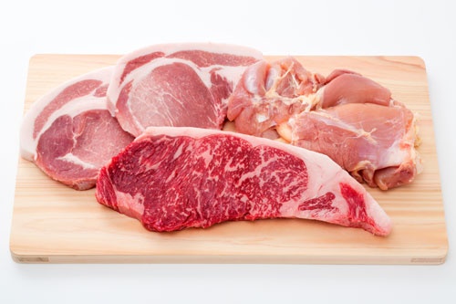 家畜感染症や新型コロナの流行などで、一部の食肉は調達困難になっている(写真=PIXTA)