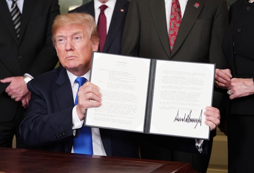 中国への高関税措置に署名したトランプ米大統領（当時）（写真：AFP/アフロ）