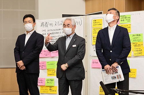 9月下旬、寿都町で開かれたNUMOと町が主催する勉強会で、片岡春雄町長は国やNUMOに対し、主体的に文献調査へのお願いを全国各地にすべきだと要望した