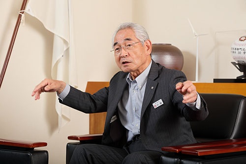 「核ごみ問題に一石を投じた」と語る片岡町長。胆振東部地震で大規模停電が起きたことがエネルギー政策に関心を持つきっかけとなった