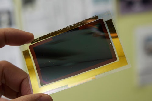 宮坂力・桐蔭横浜大学が開発したペロブスカイト太陽電池。薄型で多くの用途に利用できると期待される（写真：吉成大輔、以下同）