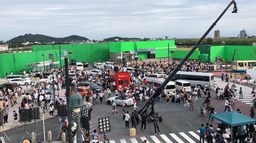 栃木県足利市に設置された渋谷のスクランブル交差点の実物大のロケセット。国内外からドラマやミュージックビデオの撮影の問い合わせが絶えない（写真：あしかがフィルムコミッション提供）