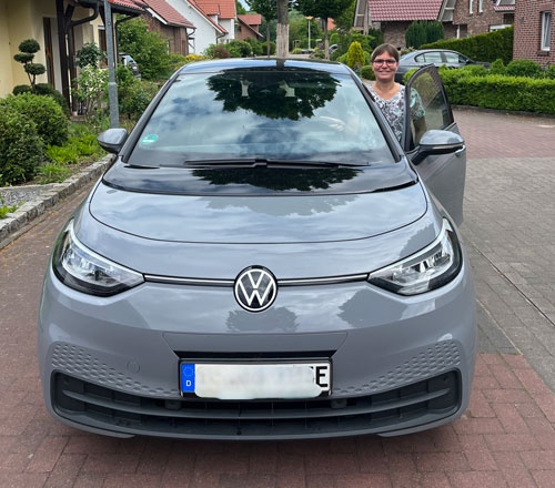 VWのEV「ID.3」を購入したカリンさん。自宅の充電機器もドイツ政府の補助を受けて購入した