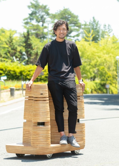 関電社員としてモビリティー会社を起業したゲキダンイイノ座長の嶋田悠介。時速5km以下のゆったりと動く乗り物を開発した（写真：菅野 勝男）