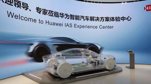 「IAS(インテリジェントオートモーティブソリューション)体験センター」に入ると、透明の車体内部にファーウェイが自社開発した車載部品が搭載された展示がお出迎えしてくれる