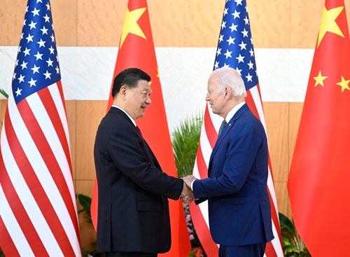 昨年11月の米中首脳会談で、中国の習近平国家主席と米国のバイデン大統領は笑顔で握手を交わしたが……（写真：新華社／アフロ）