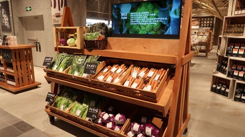 良品計画が2月17日に中国上海市でオープンした新店舗では自社管理の農園で有機栽培した野菜を販売する