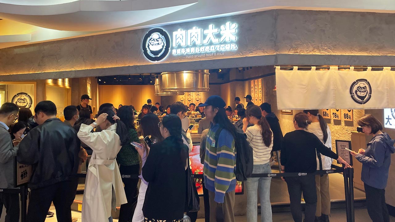 焼肉きんぐ」の物語コーポ 見せるハンバーグ店が中国で大行列：日経ビジネス電子版