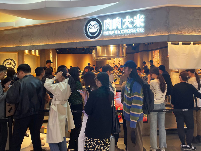 「焼肉きんぐ」の物語コーポ　見せるハンバーグ店が中国で大行列