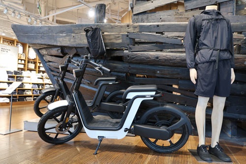 ホンダと良品計画が、中国で共同企画した電動自転車「素-MS01」。写真は上海市内にある無印良品の店舗での展示