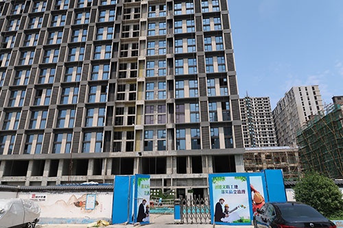 河南省の省都、鄭州市の郊外には建設工事が中断されたマンションが数多く存在する