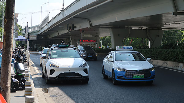 中国百度が400台の無人運転タクシー 事故発生も黒字化に自信：日経