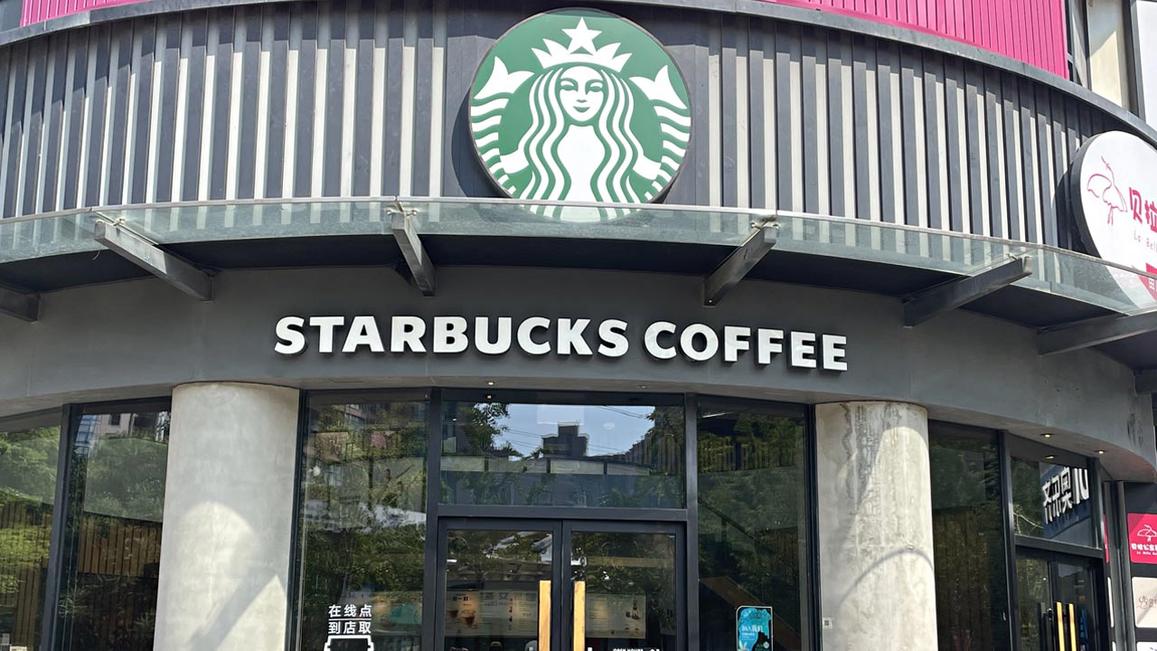 スタバ半額、地元企業は1杯130円 中国コーヒーの勝者なき戦い：日経