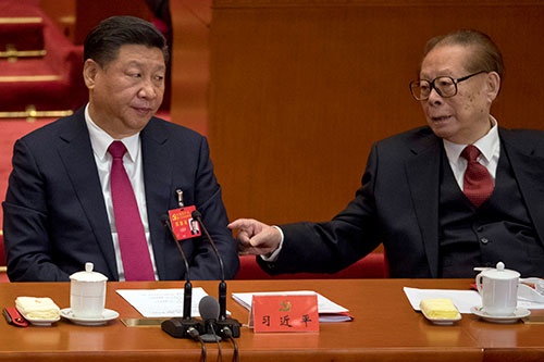 11月30日に死去した中国の江沢民元国家主席（右）。異例の3期目に突入した習近平（左）政権にどんな影響を与えるのか（写真：AP/アフロ）