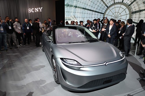 ソニーが2020年1月のテクノロジー見本市「CES」で発表したEV試作車の第1弾「VISION-S」（写真：AFP／アフロ）