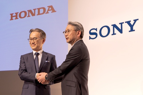 EV分野でのソニーグループとの提携を発表し、同社の吉田憲一郎会長兼社長（左）と握手する三部氏（3月4日、写真：小林淳）