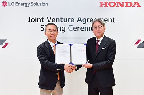 韓国LGエナジーソリューションと米国に電池生産の合弁会社を設立することで合意したホンダの三部敏宏社長（右）