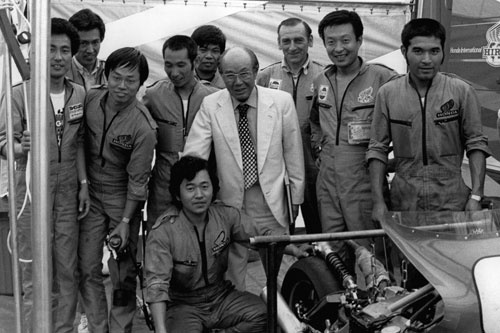 創業者の本田宗一郎（中央）。生粋の技術者であると同時に「技術は人のため」との信念を持つイノベーターだった（1980年、英国の二輪車レース会場、写真：Bernard Cahier／Getty Images）