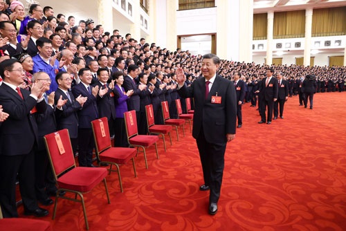 2022年の中国共産党大会が閉幕。出席者らと記念撮影する習近平（シー・ジンピン）総書記（写真＝新華社／アフロ）