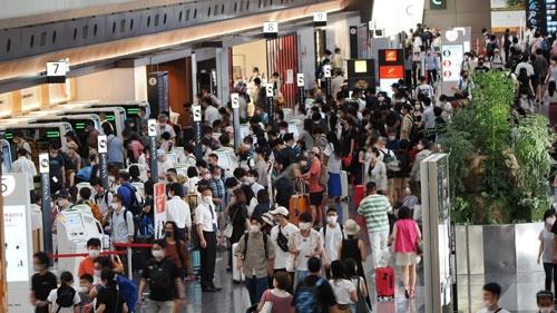 夏休みの観光客で混雑した羽田空港