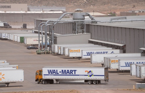 米ウォルマートは、エネルギー使用量削減のためにトラックの設計を変更した（写真＝George Frey / Getty Images）