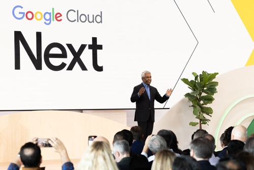 グーグルのクラウド部門を率いるトーマス・クリアンCEO(最高経営責任者)がコインベースとの包括提携を発表した(写真:グーグル)