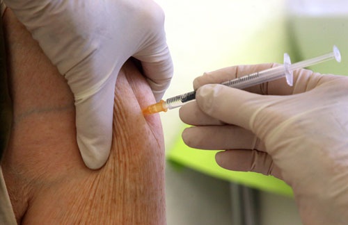 ワクチン開発は変異型ウイルスの出現とのいたちごっこになりつつある（写真：DPA／共同通信イメージズ）