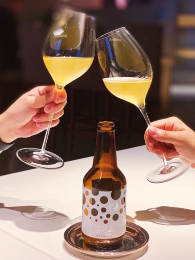 ROCOCO Tokyo WHITEは白ワインのグラスに注いで飲むことを前提としている