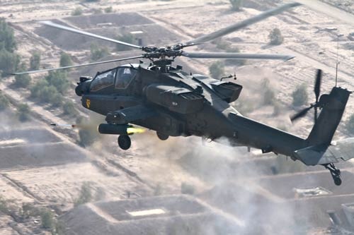イラクの首都バグダッド郊外の上空を飛行する米軍の攻撃型ヘリコプター「アパッチ」（写真：U.S. Army/ロイター/アフロ）