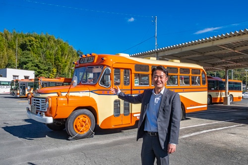 東海自動車のボンネットバス「伊豆の踊子号」。1964年式だがレストアして現役で走る。105年間、伊豆半島の移動を支えた同社のシンボル的な存在だ(写真:廣瀬 貴礼)