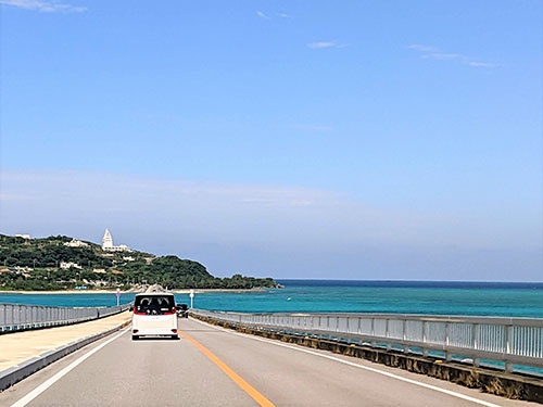 沖縄はクルマ社会。観光客の移動手段はもっぱらレンタカーだ