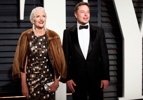 2017年に米アカデミー賞のパーティーに参加したイーロン・マスクと母親のメイ　（写真：ロイター）