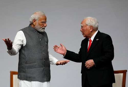 スズキのインド事業40周年の記念式典で言葉を交わすインドのモディ首相（左）とスズキの鈴木修相談役（写真：ロイター）