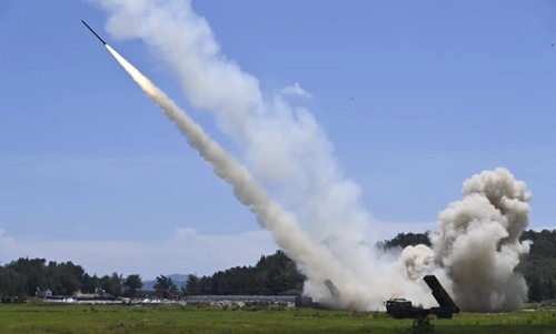 8月の軍事演習で台湾周辺海域に向けてミサイルを発射した中国人民解放軍の車両（写真：中国人民解放軍東部戦区提供／新華社／アフロ）
