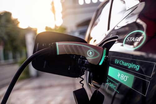 電気自動車（EV）が脱炭素化の象徴のようになっているが……（写真／Shutterstock）