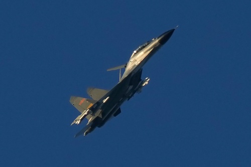 中国の戦闘機「J-11」。ペロシ米下院議長（当時）の訪台に反発して実施した軍事演習に加わった（写真：AP/アフロ）