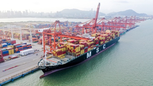 中国・深圳港。多くの積み荷を積んだコンテナ船が集まる（写真=Costfoto/アフロ）
