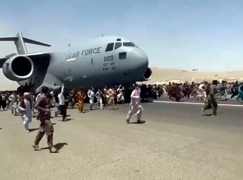 米軍のアフガニスタン撤退に伴う協力者の輸送は大混乱の中で行われた（提供：AP/アフロ）