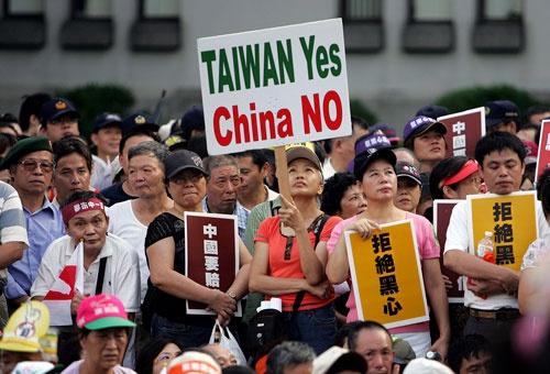 中国との統一に反対する台湾の人々（撮影は2008年10月25日）（写真：AP／アフロ）
