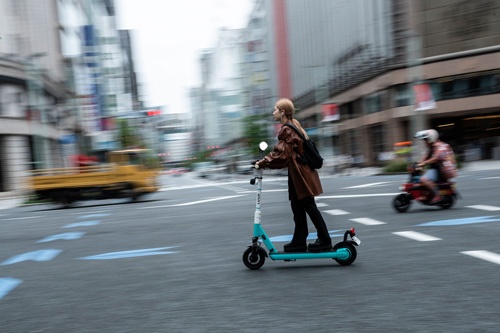 改正道路交通法で特定小型原動機付自転車という新たな区分に定義された電動キックボード（写真：AFP／アフロ）