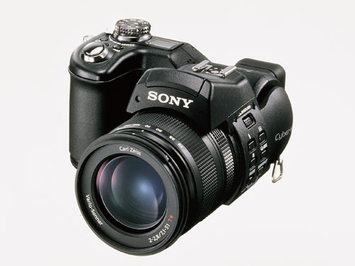 DSC-F828（2003年12月）F値2.0-2.8の明るい光学7倍ズームレンズ、新開発の4色カラーフィルターを採用した撮像素子、画像処理システムなどなどを搭載。本格派カメラへの意気込みを感じさせるカメラ。Fシリーズらしくレンズ部は回転する