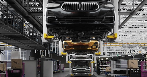 エヌビディアの技術でBMWがメタバースに作り上げた工場。3次元で工場全体を仮想空間上に再現し、デジタル作業員が工程に当たる。設計段階の生産性が30%向上すると期待する
