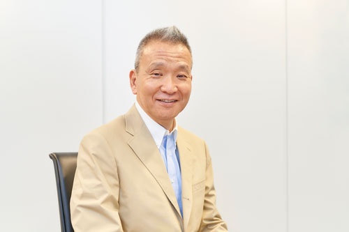 アコーディア・ゴルフ社長兼CEO。東京大学教養学部卒業後、1977年に日本開発銀行（現・日本政策投資銀行）入行。2008年、同行常務執行役員。その後、日本航空（JAL）管財人代理、福岡地所社長などを経て、22年6月から現職