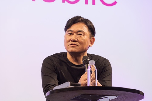 MNPワンストップ化を見据えて新施策を発表する楽天グループの三木谷浩史会長兼社長(写真:小林 淳)