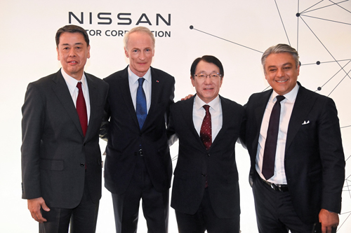 日産とルノーの合意を受けてロンドンで記者会見した日仏連合の首脳。左から日産の内田社長兼CEO、ルノーのスナール会長、三菱自の加藤隆雄社長兼CEO、ルノーのルカ・デメオCEO（2月、写真：ロイター）
