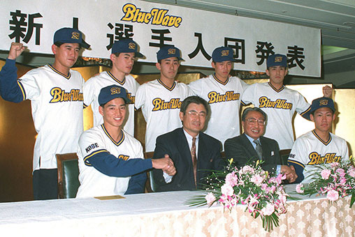 1991年12月、オリックスに入団が決まり、写真に納まる鈴木一朗（イチロー）選手（後列左から2人目）。（写真＝共同通信）